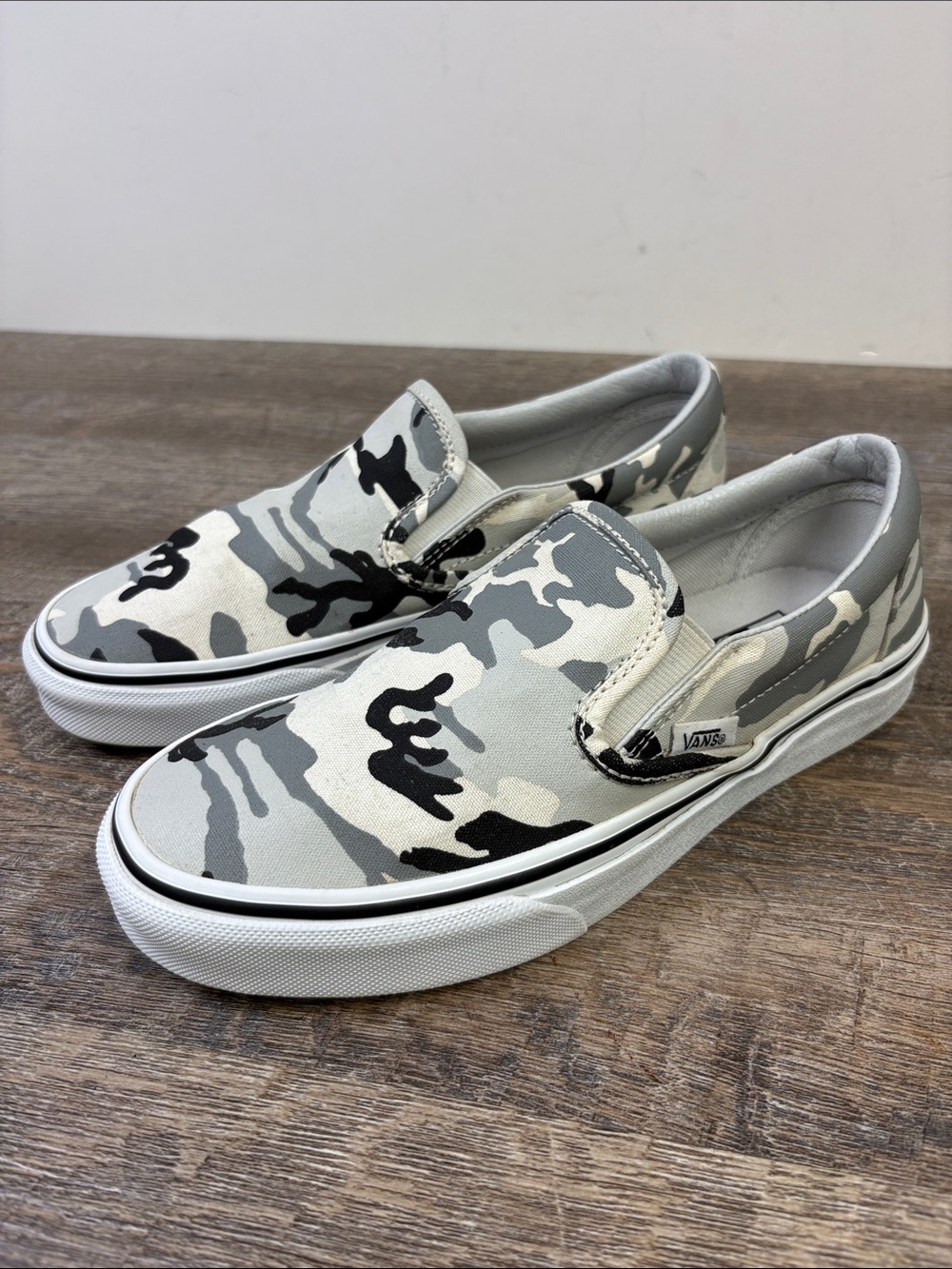 Vans Classic Slip-On Gray White Black Camo Canvas Sneakers Women’s 6.5 Men’s 5